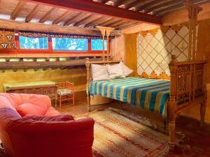 ロンチリオーネにあるCasa Portaleのベッドルーム1室(ベッド1台、ソファ付)