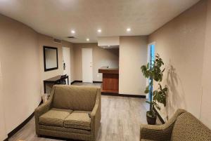 a living room with two chairs and a table at Days Inn by Wyndham Fort Wright Cincinnati Area in Fort Wright +33 photos