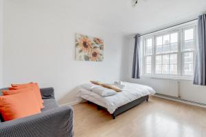 a living room with a couch and a window at Vauxhall Getaway in London