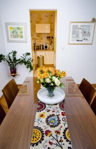 una mesa de comedor con un jarrón de flores. en Split Luxury Apartments Rodin, en Split