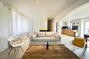 uma sala de estar com um sofá e uma mesa em Villa Ar Maen em Concarneau