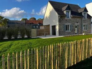 una casa con una recinzione di fronte a un cortile di Villa Ar Maen a Concarneau