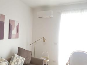 uma sala de estar com um sofá e uma janela em Casa eNNe, Appartamento Vicino Centro e Juventus Stadium em Turim