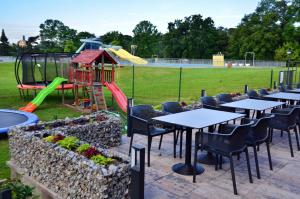 einen Spielplatz mit Tischen und Stühlen und einen Spielpark in der Unterkunft Penzion ROSE Břeclav in Břeclav