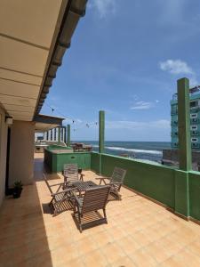 可倫坡的住宿－帕爾米拉住宅酒店，一个带椅子的庭院,享有海滩美景
