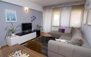 sala de estar con sofá y TV en Split Luxury Apartments Rodin, en Split