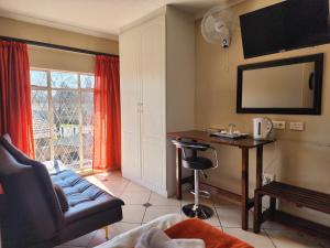 Μια τηλεόραση ή/και κέντρο ψυχαγωγίας στο SOUTHY INN BY THE LAKE