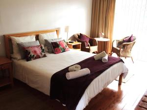 een slaapkamer met een bed met twee handdoeken erop bij Bydand B&B in Addo
