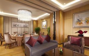 uma sala de estar com um sofá e uma mesa em Northern Hotel Shanghai em Xangai
