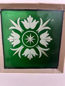 a green and white plate with a white flower on it at Ausspanne Dassow in Dassow