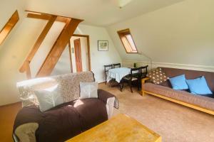 uma sala de estar com dois sofás e uma mesa em River Lark Lodge em Ely