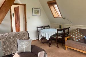 Χώρος καθιστικού στο River Lark Lodge +23 φωτογραφίες