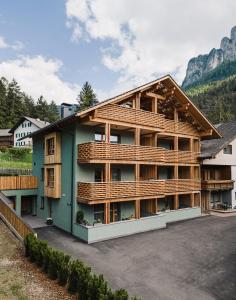 un bâtiment en bois dans l'établissement Max Green Wood Apartments, à Alpe di Siusi