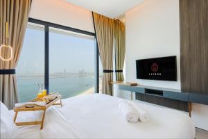 TV a/nebo společenská místnost v ubytování Elegant 2 BR - Address JBR with Sea View by Livbnb