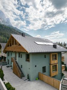 une maison avec des panneaux solaires en haut dans l'établissement Max Green Wood Apartments, à Alpe di Siusi