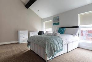 um quarto branco com uma cama e uma janela em Kelvin Grove by UStay em Liverpool