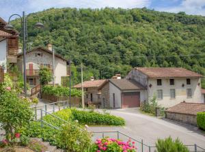 a village with a mountain in the background at Casa Natura e Quiete in Stregna