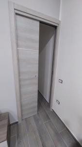 einen Schrank mit Tür in einem Zimmer in der Unterkunft La Perla in Castel San Giorgio