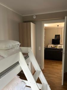 Tärnaby UpHill في Tärnaby: غرفة نوم مع سرير بطابقين وغرفة معيشة