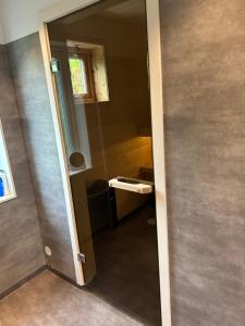 una puerta que da a una habitación pequeña con espejo en Tärnaby UpHill en Tärnaby