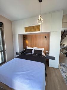 1 dormitorio con 1 cama grande y cabecero de madera en Villa Evasion D, en Seferihisar