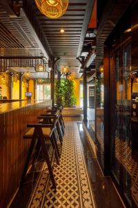 een restaurant met houten tafels in het midden van een kamer bij De Stefano Coffee and Hotel in Phu Quoc