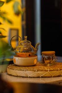 une théière et une tasse sur une table dans l'établissement De Stefano Coffee and Hotel, à Duong Dong