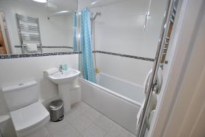 Ένα μπάνιο στο Alexandra Court One Bedroom Central Windsor Flats with Parking +41 φωτογραφίες