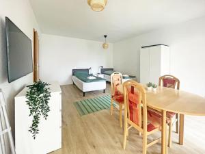 ein Wohnzimmer mit einem Tisch, Stühlen und einem Sofa in der Unterkunft Nice Apartment in Bernau in Bernau bei Berlin