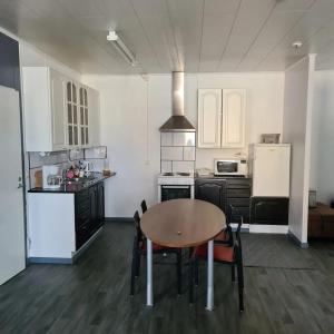 een keuken met een tafel en stoelen in een kamer bij Hostelli Karvia in Karvia