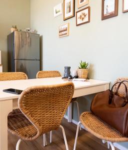 a room with a desk with chairs and a table with a bag at Appartamento Garuda20 in Cavallino-Treporti