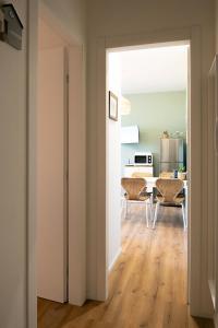 an open door into a kitchen with a dining room at Appartamento Garuda20 in Cavallino-Treporti