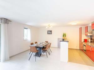 - une cuisine et une salle à manger avec une table et des chaises dans l'établissement Appartement Saint-Lary-Soulan, 3 pièces, 8 personnes - FR-1-296-475, à Saint-Lary-Soulan
