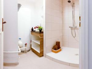 La salle de bains est pourvue d'une douche et d'une baignoire. dans l'établissement Appartement Saint-Lary-Soulan, 3 pièces, 8 personnes - FR-1-296-475, à Saint-Lary-Soulan