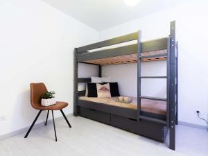 - un lit superposé avec une chaise dans un dortoir dans l'établissement Appartement Saint-Lary-Soulan, 3 pièces, 8 personnes - FR-1-296-475, à Saint-Lary-Soulan