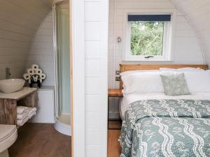 Oak في سالتاش: غرفة نوم بسرير ومغسلة وحوض استحمام