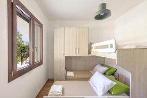 Cette petite chambre comprend un lit et une fenêtre. dans l'établissement Villa Sirio by Perle di Puglia, à Veglie