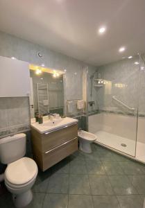 ein Badezimmer mit einem WC, einem Waschbecken und einer Badewanne in der Unterkunft Très bel appartement entier proche de la mer 2 chambres 1 salon in Vallauris