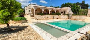 切列梅萨皮卡Casolare Lodedo的房子前面的游泳池