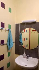 uma casa de banho com um lavatório e um espelho em h2oholidays - auberge de jeunesse - youth hostel em Capbreton