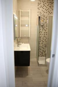 een badkamer met een wastafel, een douche en een toilet bij Donna Paola in Pompei