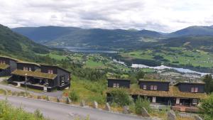 a view of a valley with mountains and houses at Leilighet i Tråstølen Bavallen Voss in Skulestadmo