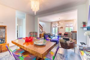 uma sala de estar com uma mesa de madeira e cadeiras em Exclusive Duplex Villa con piscina e vista 
