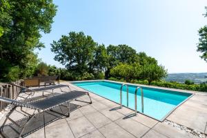 uma piscina com duas cadeiras e uma mesa em Exclusive Duplex Villa con piscina e vista 