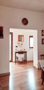una sala de estar con una mesa con flores. en B&B Borgo Revelia en Rivello
