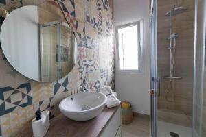 a bathroom with a sink and a shower with a mirror at Finca Artiles in Las Palmas de Gran Canaria +39 photos