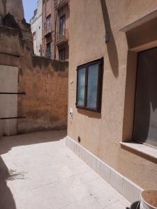 een gebouw met een raam aan de zijkant bij Le Casette di Didi in Trapani