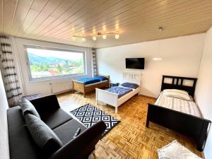 uma sala de estar com um sofá e uma janela em Private Wohnung Leoben Göss em Göss