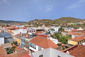 una vista aérea de una ciudad con edificios en El Mirador de Viana, en La Laguna