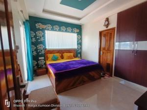 Un dormitorio con una cama con sábanas moradas y una ventana en Nilay himalayan homestay, en Rānīkhet